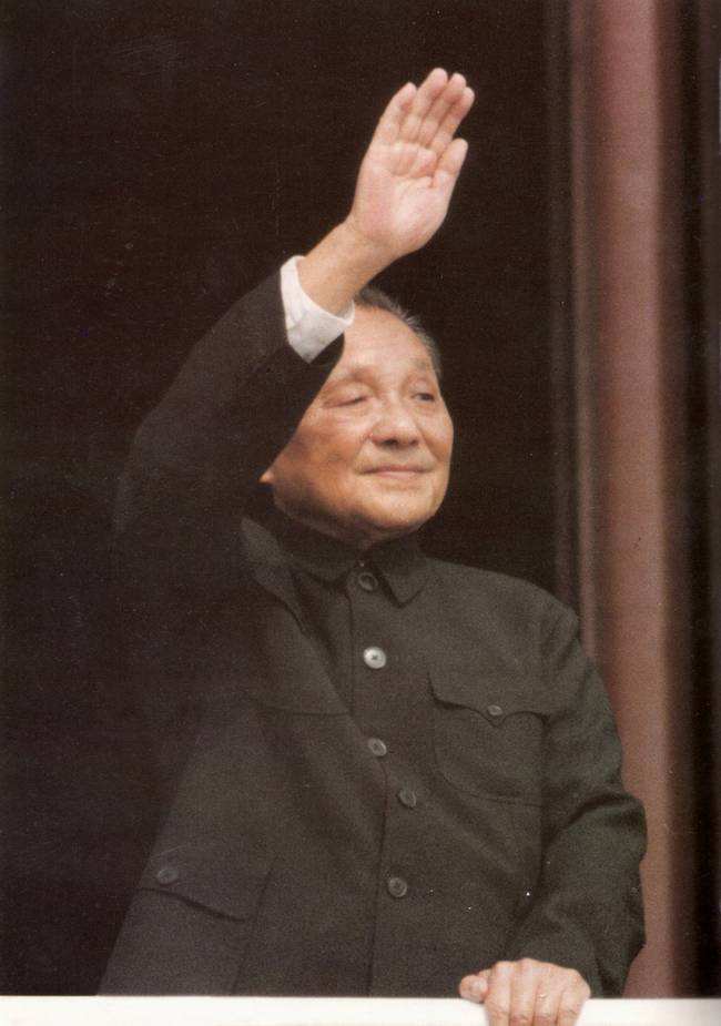 当年“小平您好”4字横幅：横幅用的是床单，笔用的是抹布