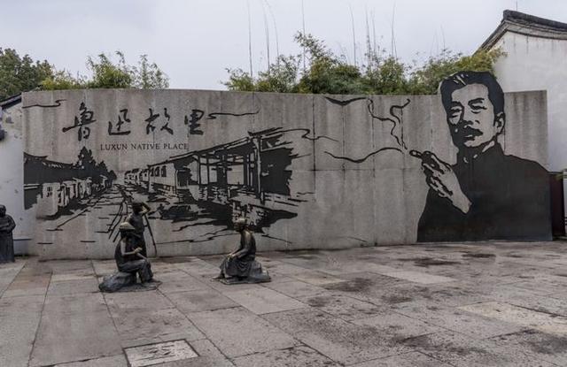 中年的闰土为什么喊鲁迅老爷,为什么闰土长大后叫鲁迅叫老爷