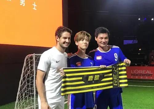 鹿晗关晓彤看足球,鹿晗解说欧洲杯关晓彤