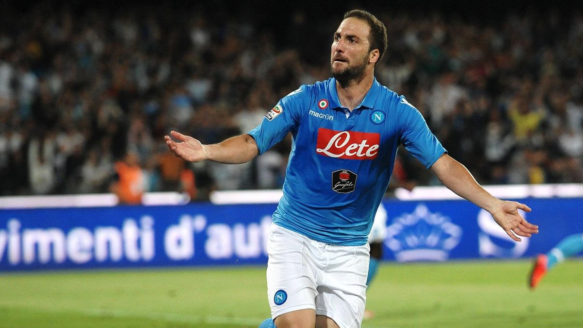 足坛伊瓜因,阿森纳伊瓜因上树视频