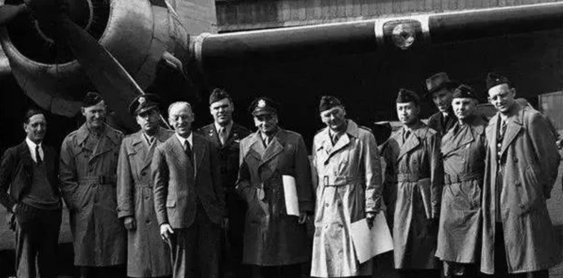 1956年钱学森参加宴会，到场后找不到自己座位，毛主席：坐我身边