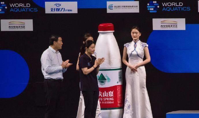 郭晶晶晒国外游玩照,郭晶晶跳水水花大