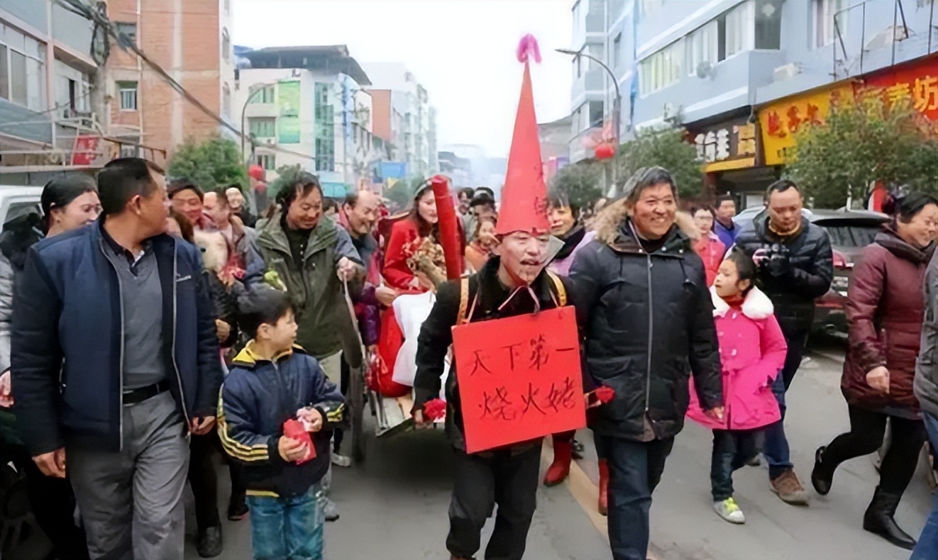 “新娘被多名男子强吻拍臀部”事件，撕开了当下社会病态的一幕