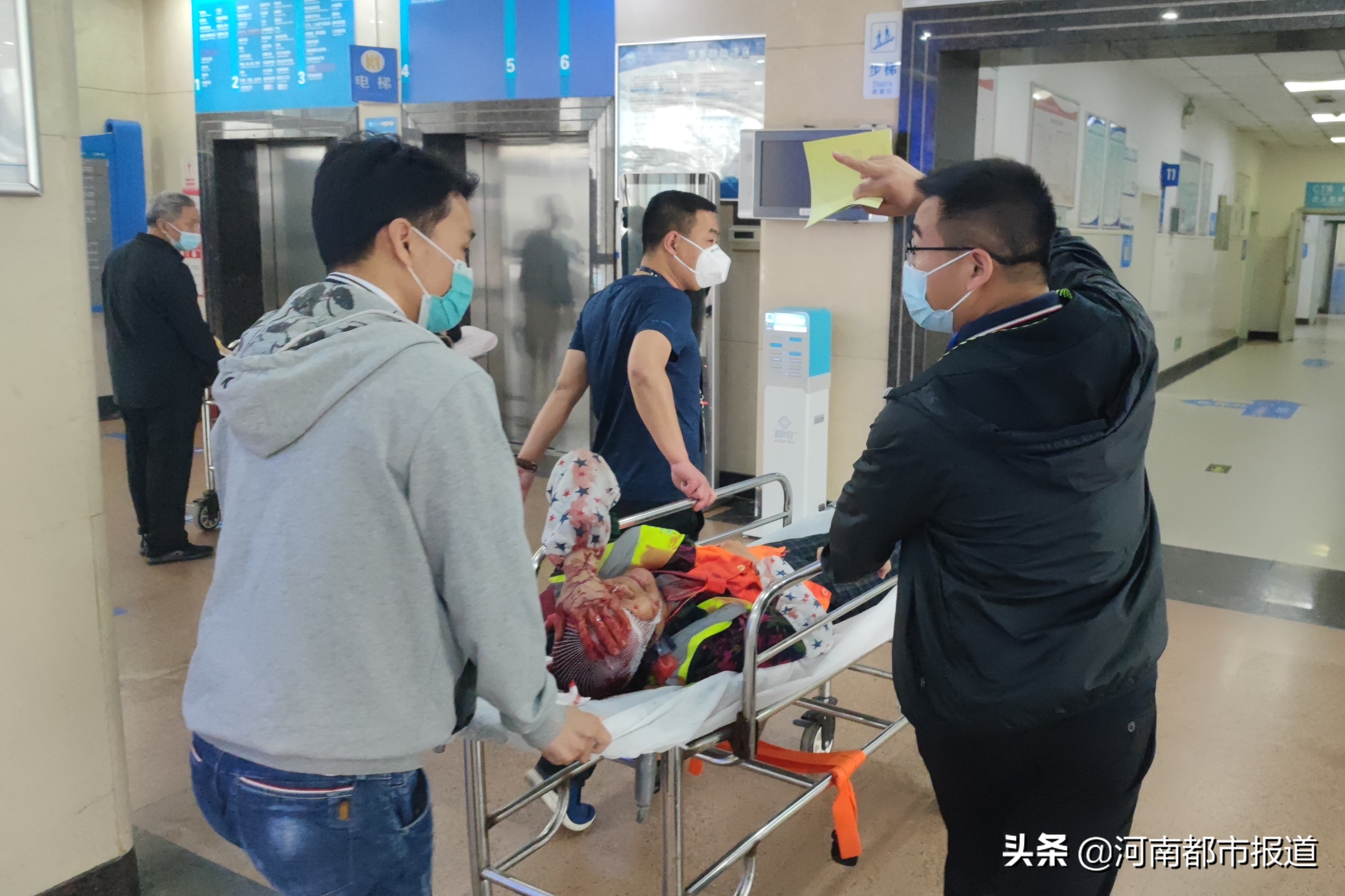 老人车旁摔倒警民暖心救助,民警暴雨中救助受伤老人