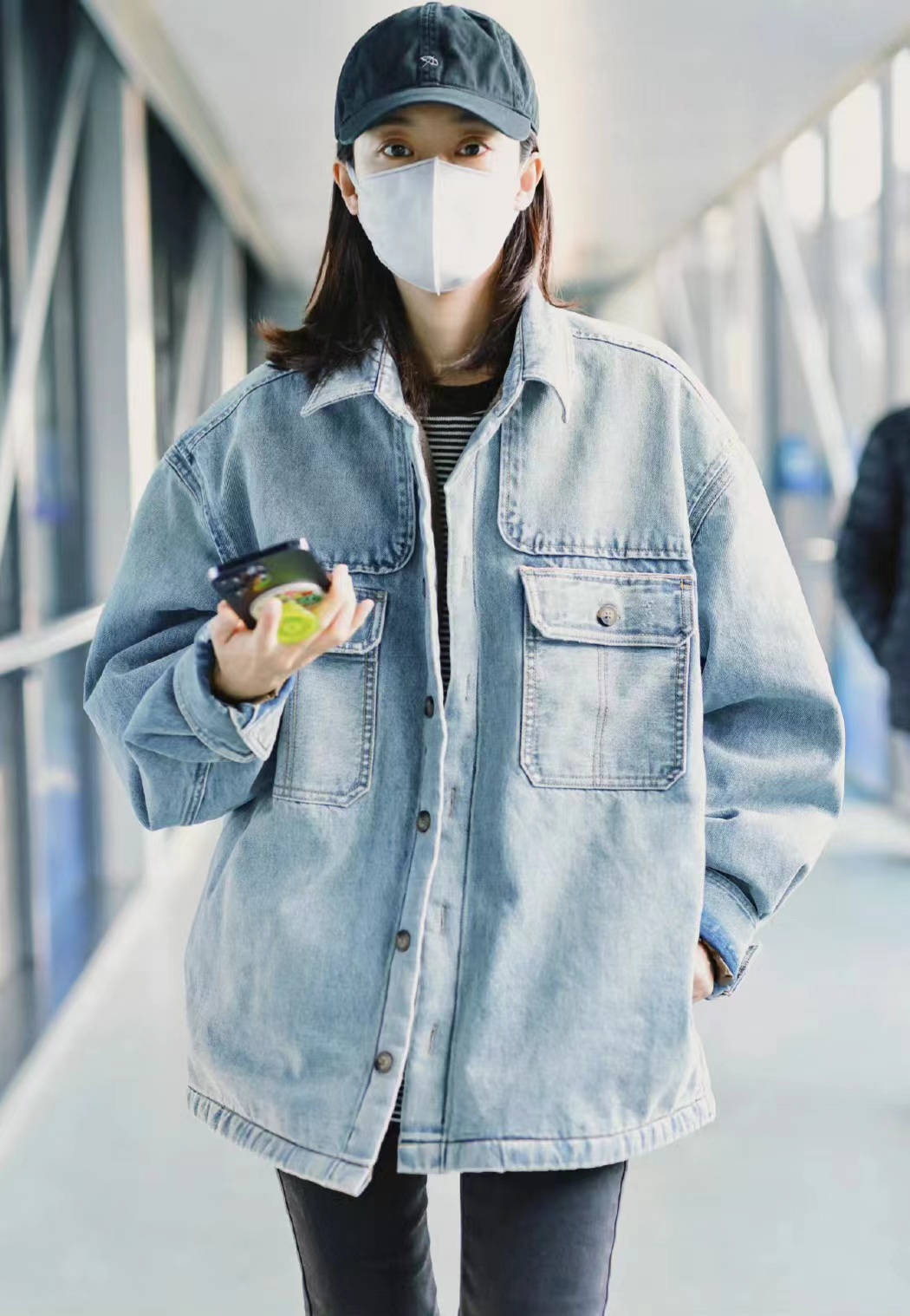 张小斐机场穿搭饼干鞋,张小斐的牛仔马甲配牛仔短裤