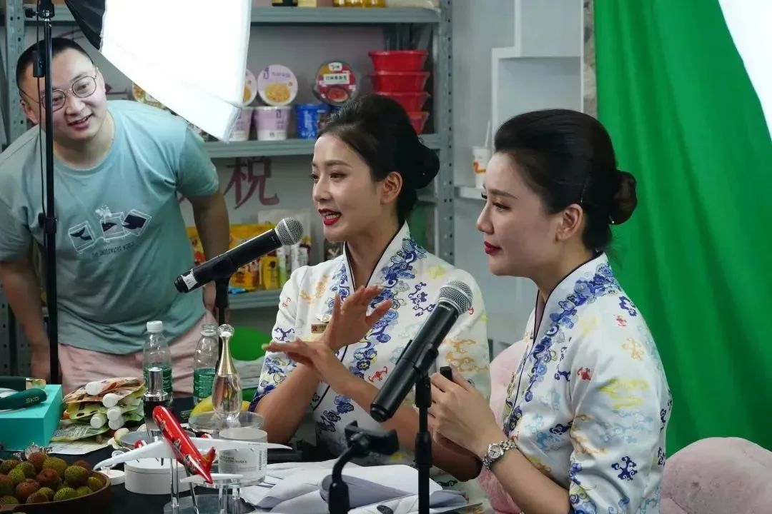 空姐变带货主播和李佳琦抢饭碗，航空公司的终点是直播间？