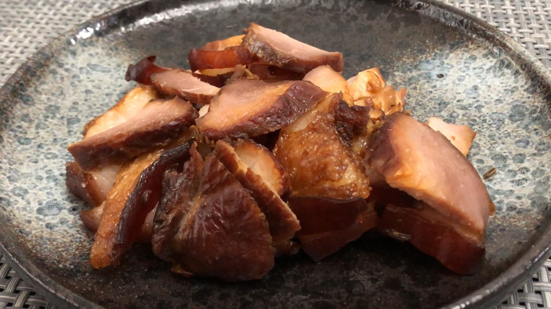 把肉放入酱油中泡两天实在太香了,酱油泡猪肉比腊肉还香