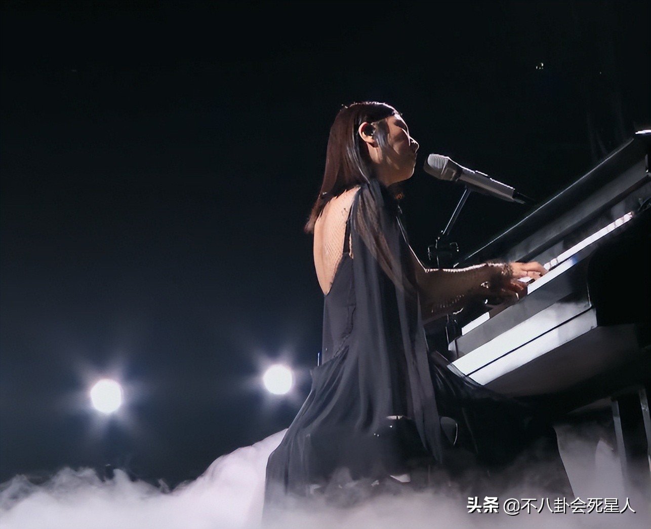 ​黑丝、高开叉、辣妹短裙，《浪姐3》舞台首秀，30个女明星杀疯了