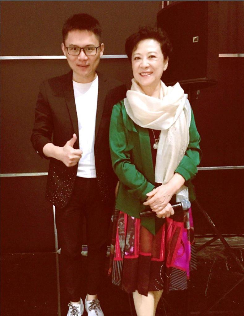 73岁的王馥荔真正优雅到老,王馥荔老年穿搭图片