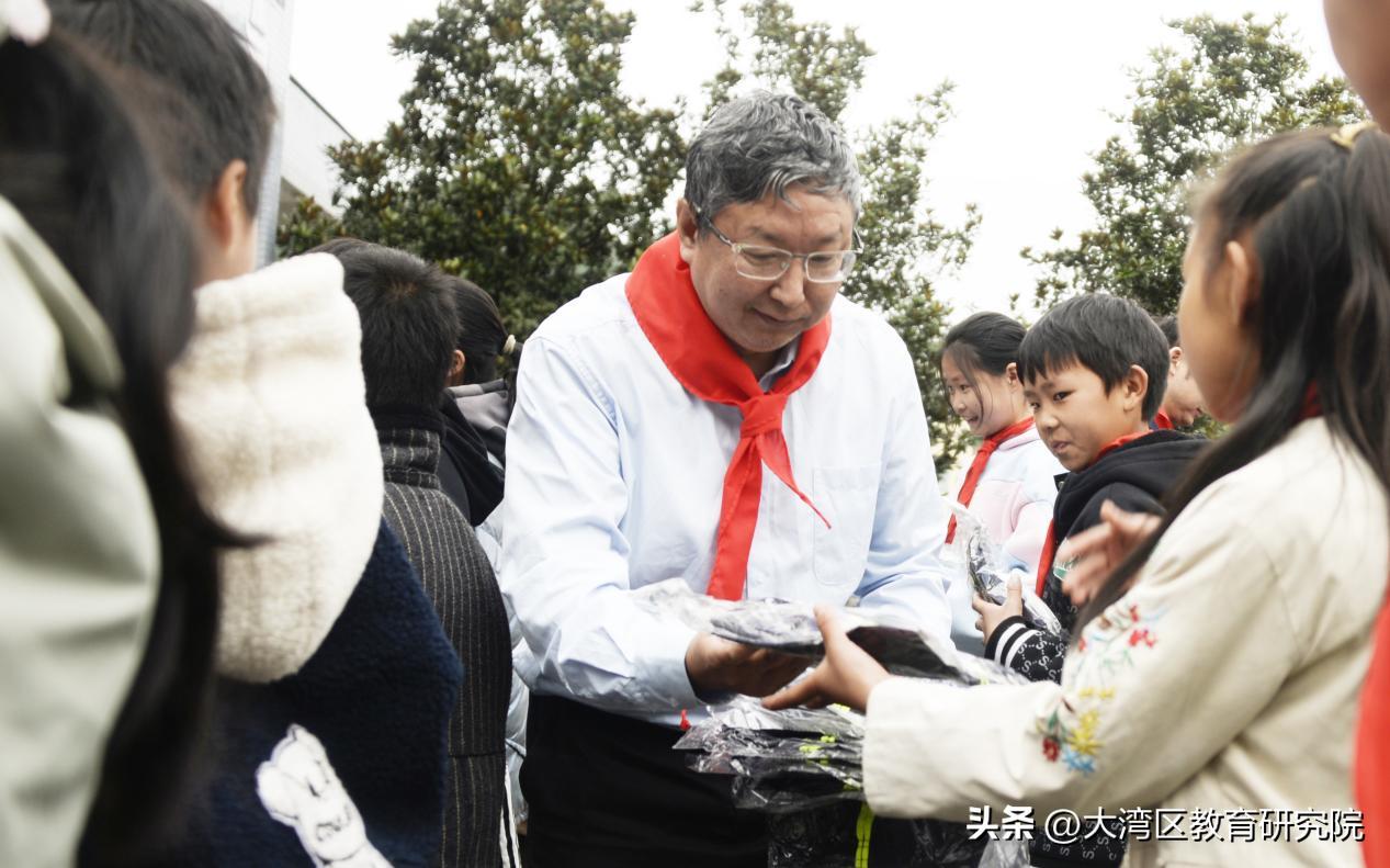 百里校园传爱心，千里同学酿佳话