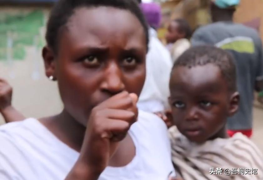 非洲男孩每天喝“胶水”，终日与蚊子相伴，被人称为“僵尸男孩”