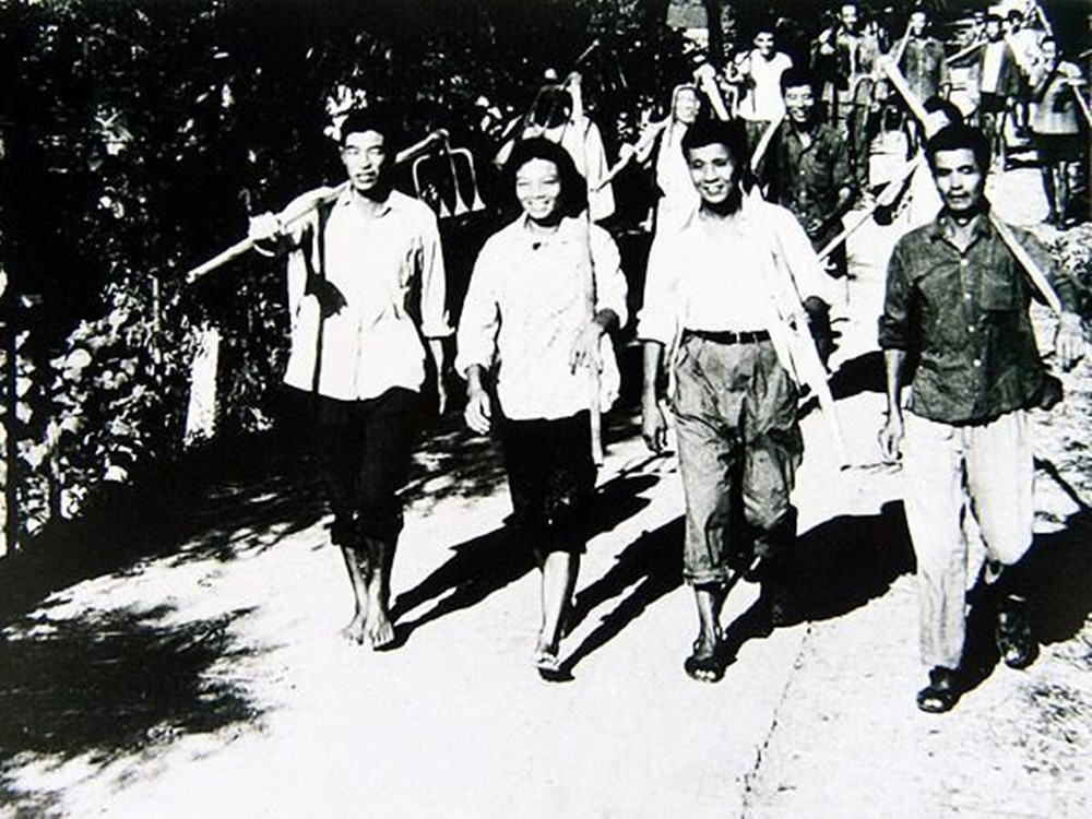 住别墅、开豪车、人均百万，天下第一村华西村为何欠了一屁股债？