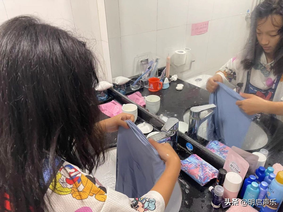 超带感《Natural》，摇滚范儿小姑娘炸翻全场