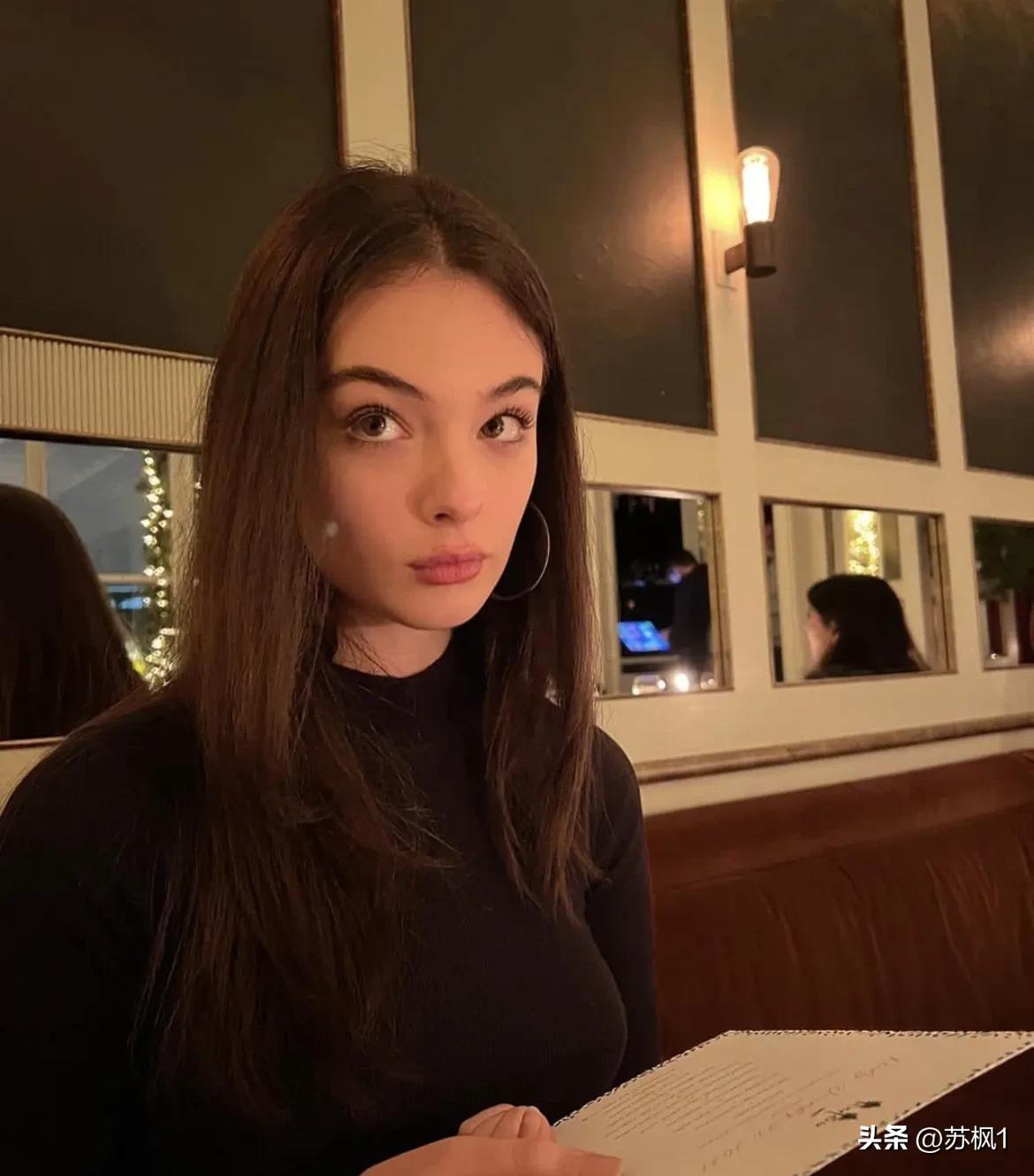 在我没有告诉你她爸妈是谁之前，你觉的她这张街拍美不美？