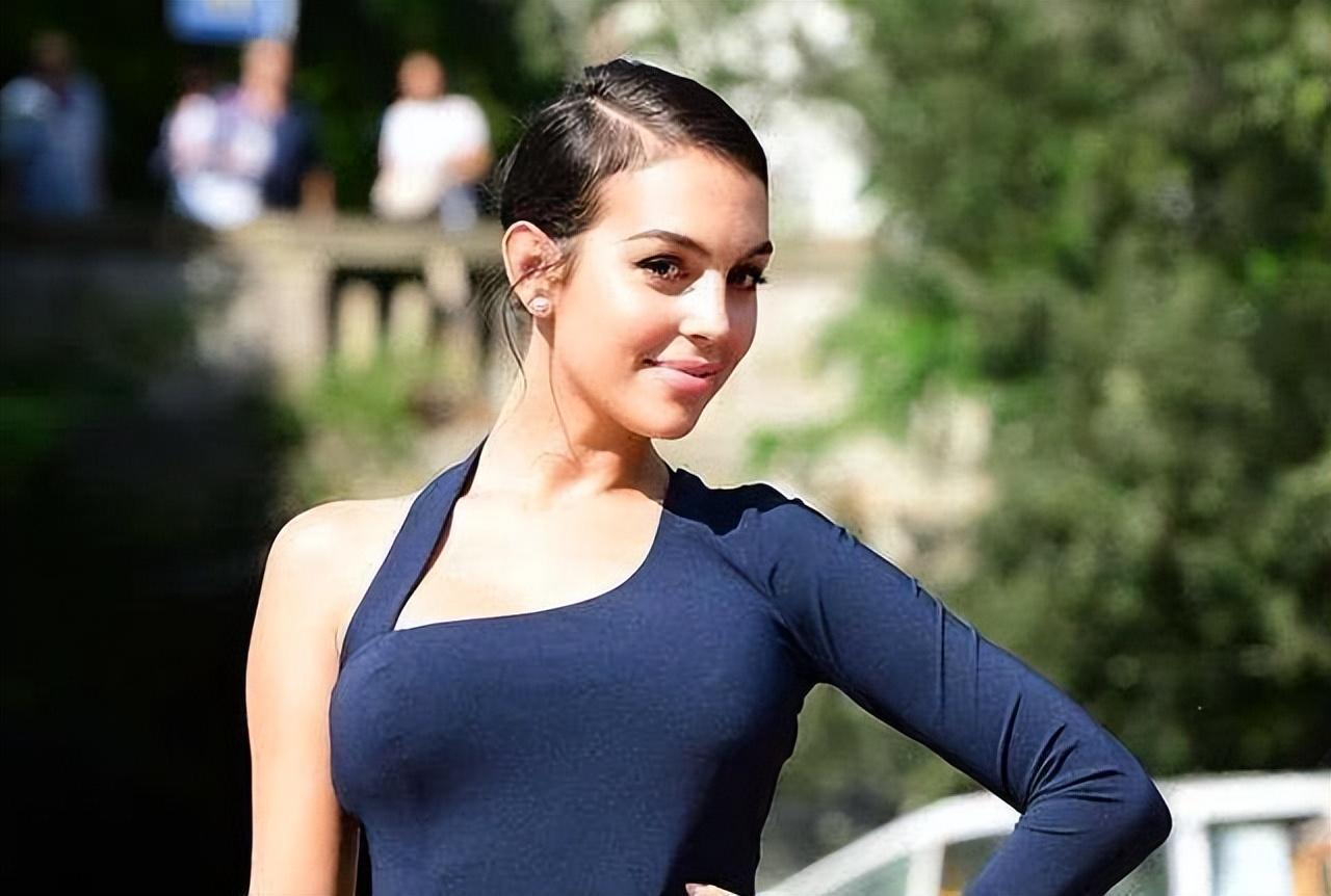 乔治娜晒c罗亲吻她脸颊照,乔治娜晒与c罗合照一生挚爱