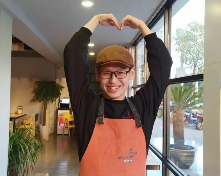 自闭症青年张知潇:“第一份工资,我买了安神补脑液给妈妈!”