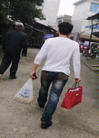 女生穿短裤坐车,姑娘在车上穿短裤要注意坐姿