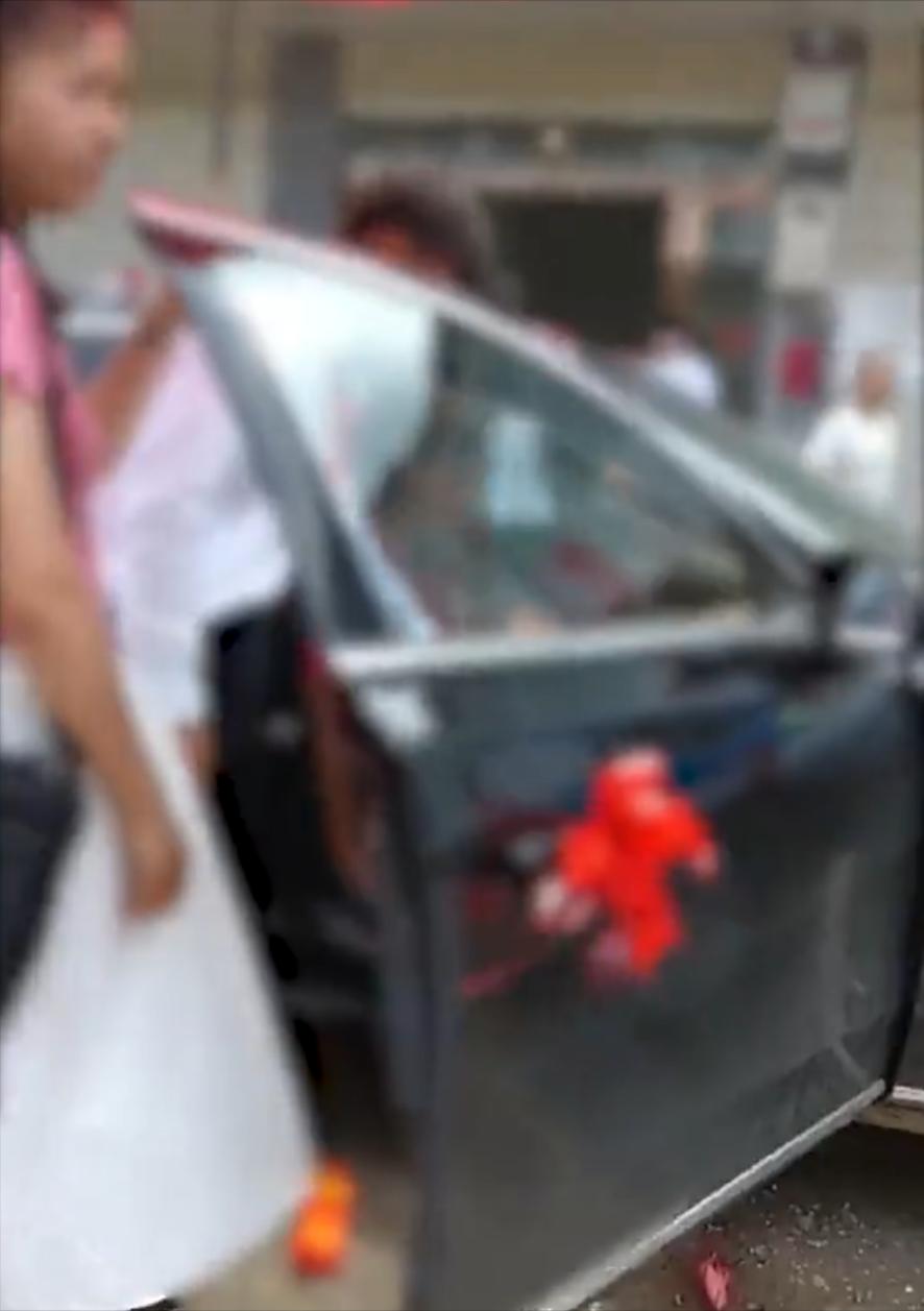 女子带7岁女儿索抚养费被拉黑,女子带女儿婚礼上要抚养费反转