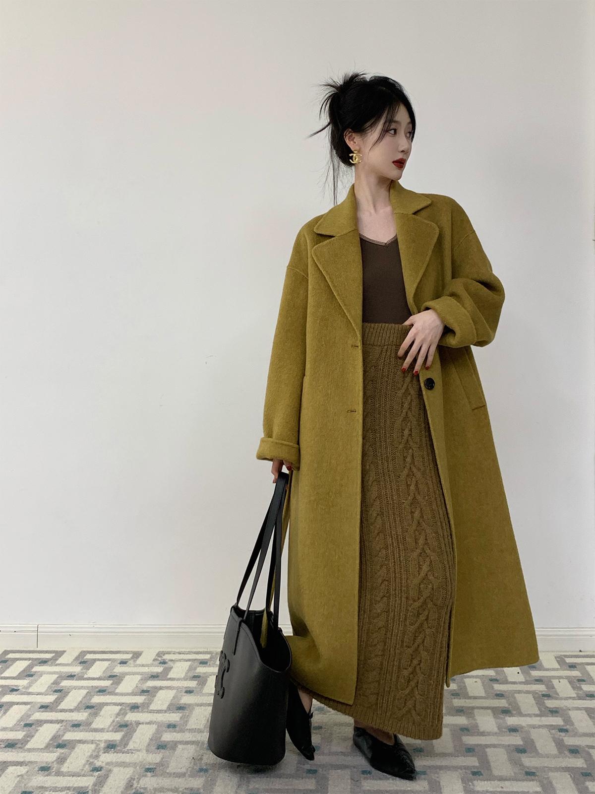 秋冬素色大衣太单调这样穿更高级,黑色大衣冬季怎么穿出时髦感