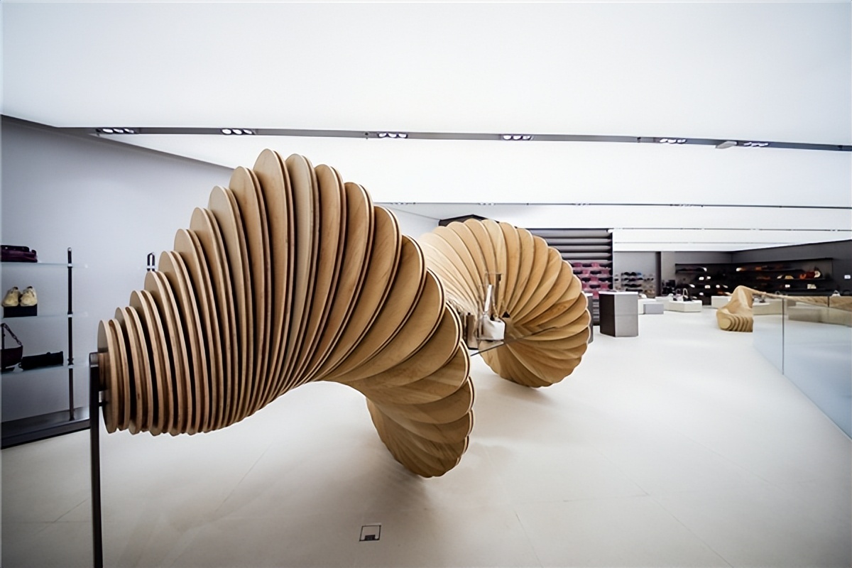 URBANREVIVO（UR）演绎绿色生机，见证可持续时尚