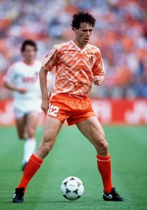 荷兰三剑客加盟ac米兰,荷兰三剑客时期ac米兰队歌