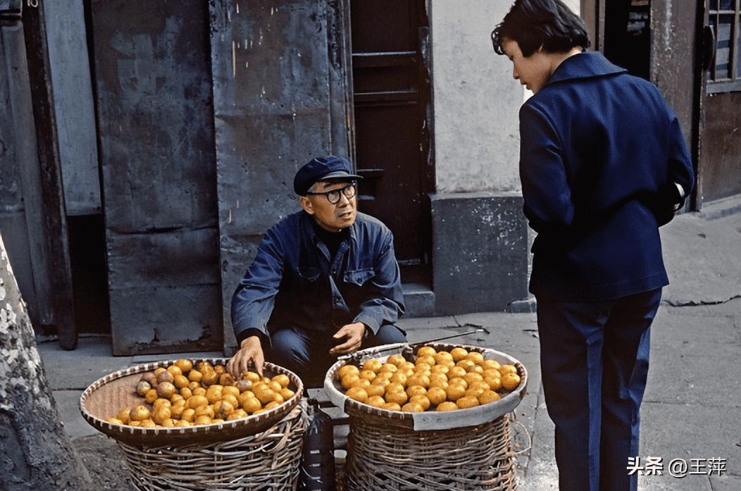 高清老照片：旗人格格大腿岔开豪放洗衣，地主三妻四妾不输女明星