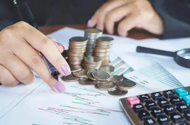 2023年银行存款5万,利息3900元,还送电动车?老百姓风险在哪?