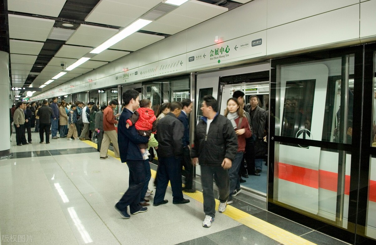 北京地铁站两位女子在打架,北京地铁女子和两老人打架