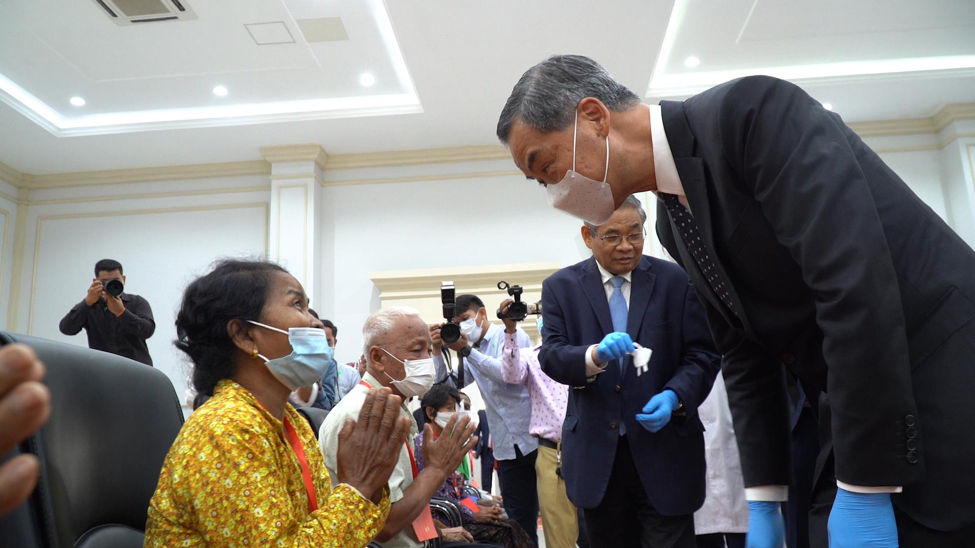 丝路盛放洋紫荆|港NGO联手内地医疗队出海扫“盲”50年柬埔寨白内障患者复明：我能看到了！