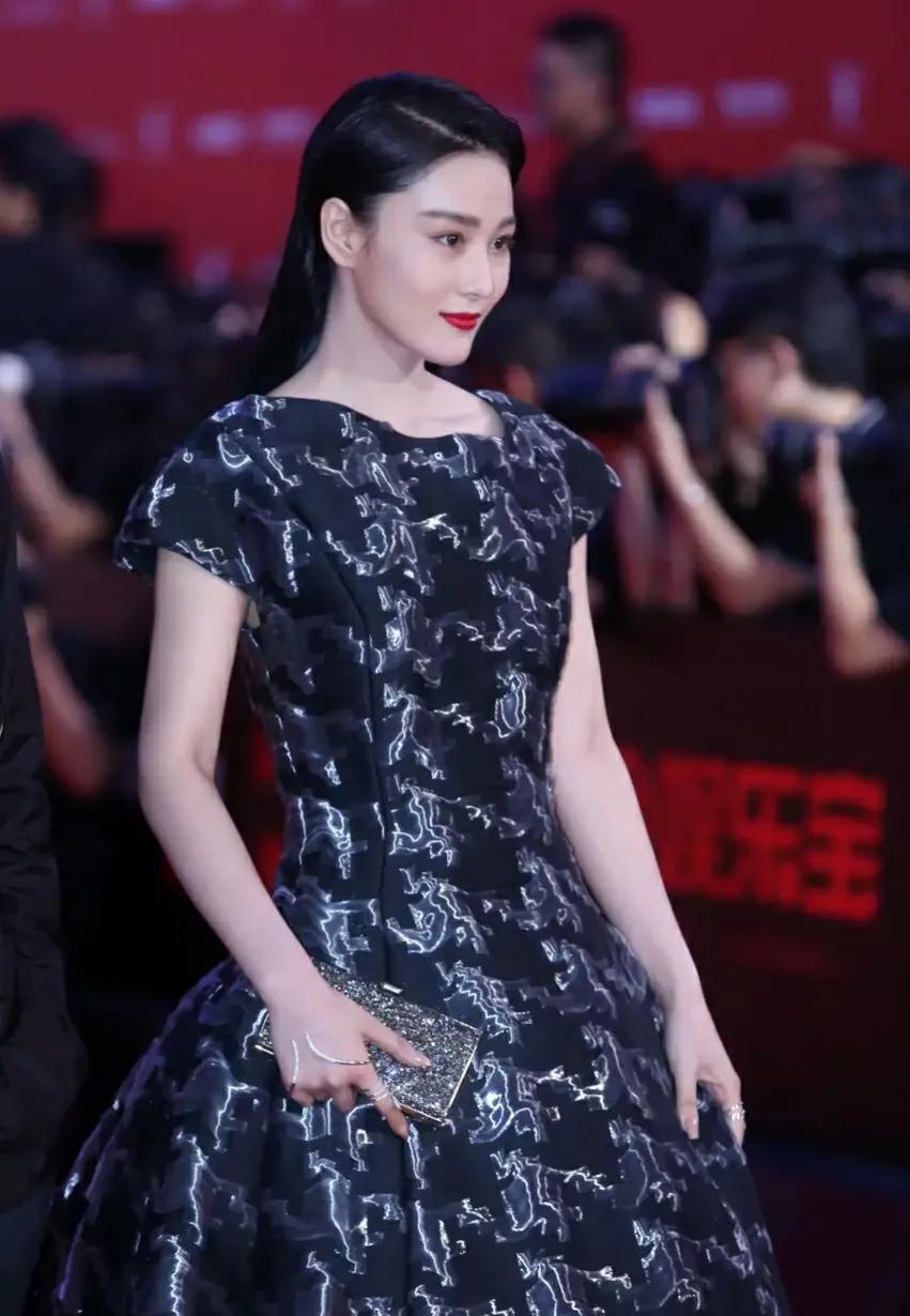 张馨予红色旗袍曼妙身姿,张馨予红色旗袍秀曼妙身姿