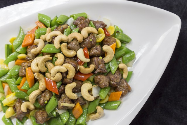 饭店有人抽烟怎么处理,有人在饭馆抽烟可以报警吗