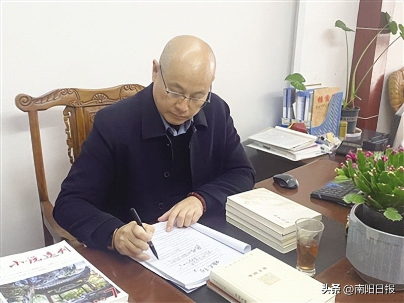 句句不离文学，处处留下诗行，西峡王笑尘——从山野走向文学的星辰大海