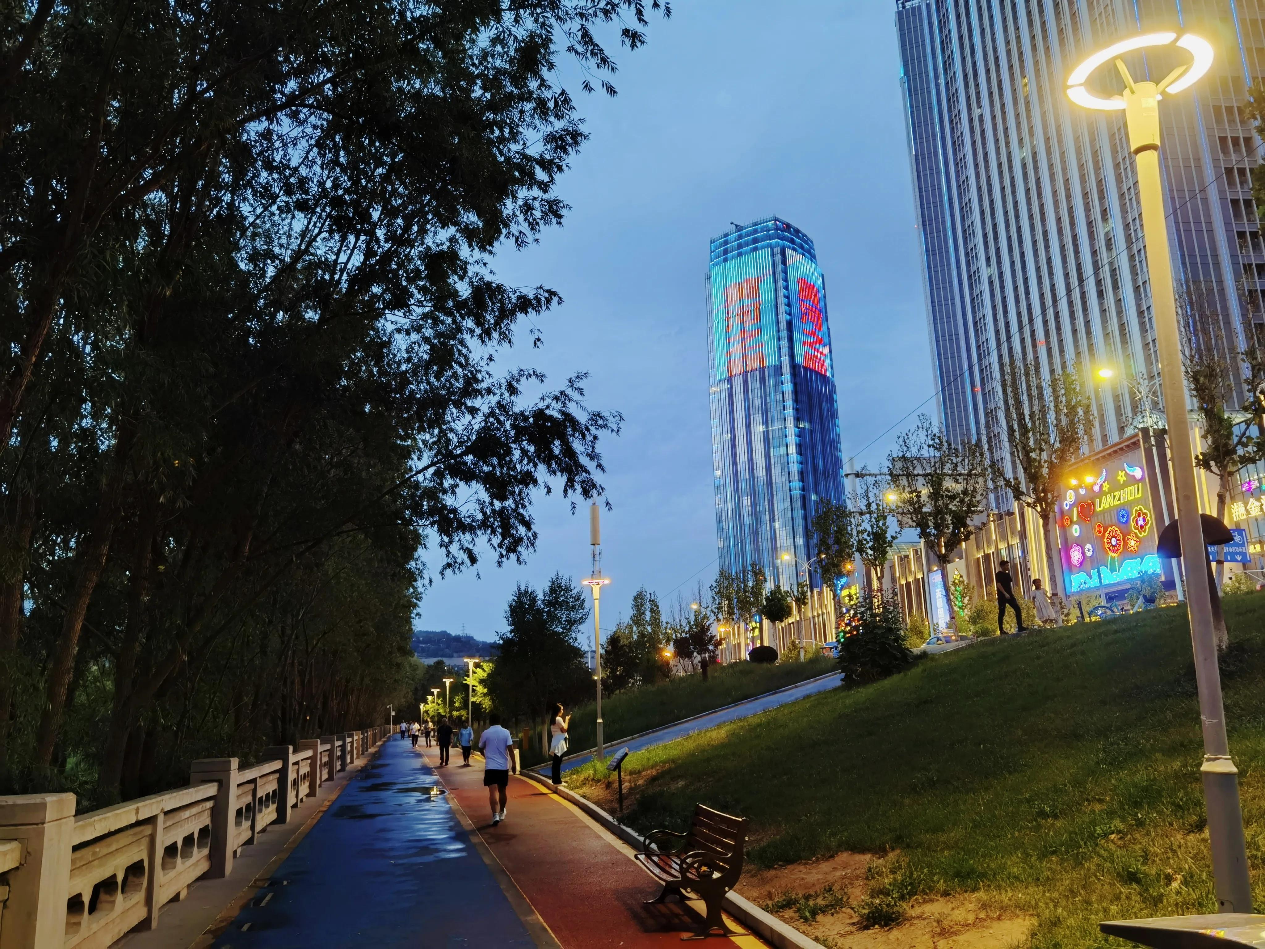 七一开怀赋锦章，锤镰飞彩映朝阳