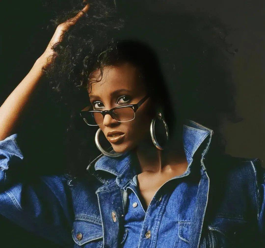 大卫鲍伊妆容,大卫·鲍伊年轻照片