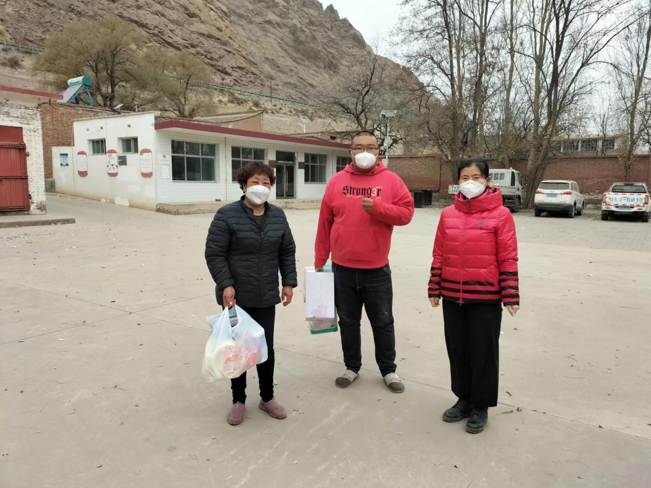 抗疫一线党旗红书记带头向前冲,众志成城抗击疫情党员联手送温暖