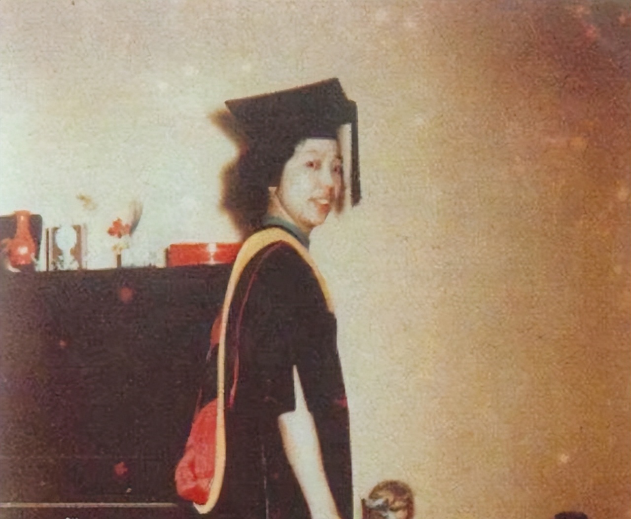 中国女子被美国海关扣留，送出6800美元，保住了神秘小药盒