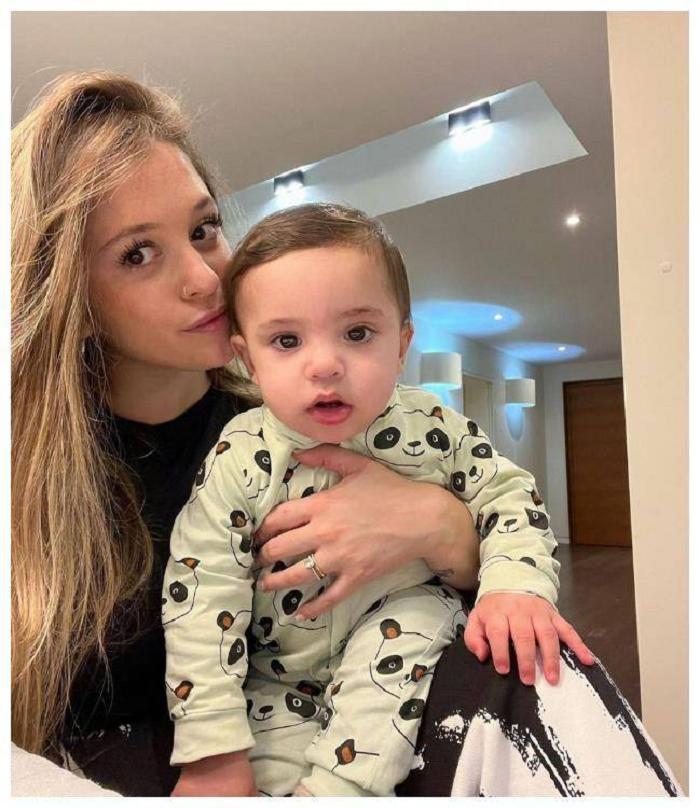 现实版美女与野兽！阿根廷后卫娇妻似芭比娃娃，育有1娃生活甜美