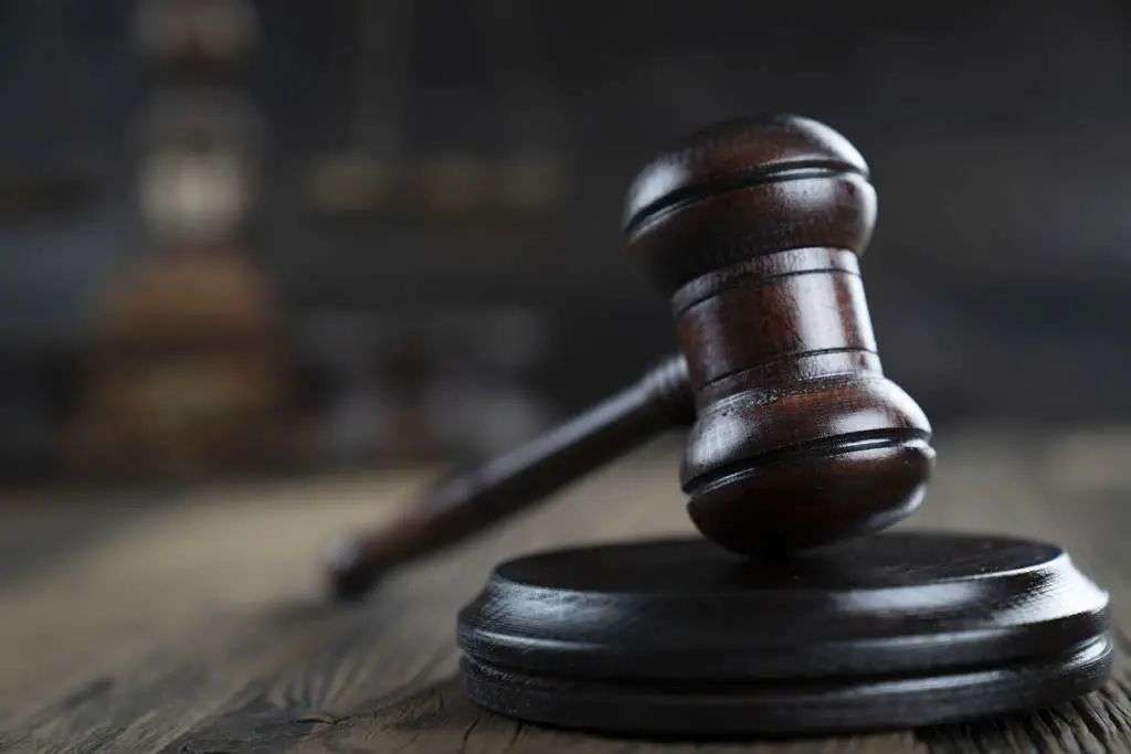 当事人在一审程序中提出保全申请，一审法院尚未作处理，当事人不服原判提起上诉，该申请应由哪个法院受理？