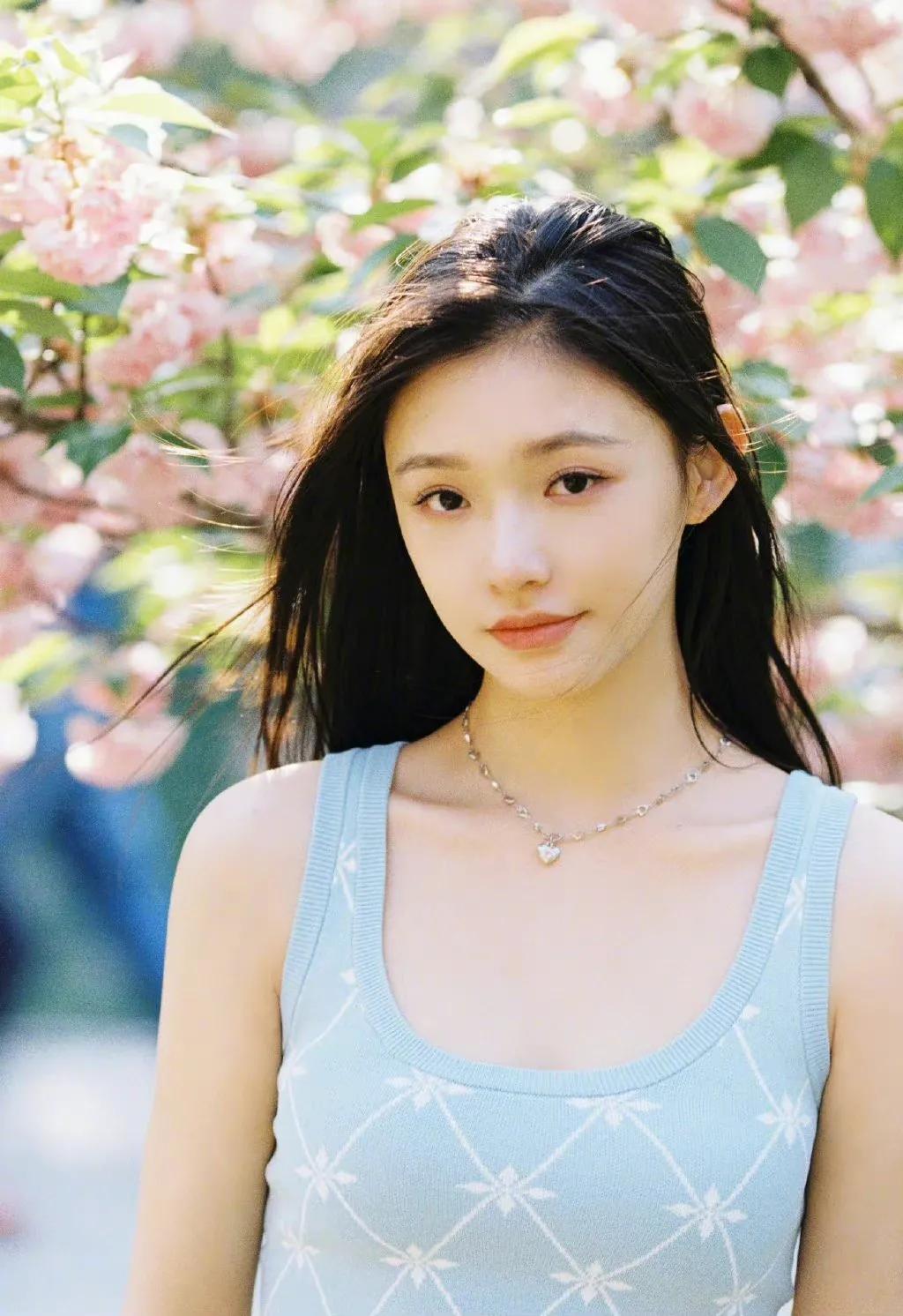 最受宠的“星女郎”：18岁出道爆红，乱认“亲妈”，黑历史无数？