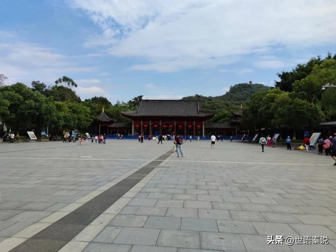 雨中漫步在公园里,独自漫步在郊野公园