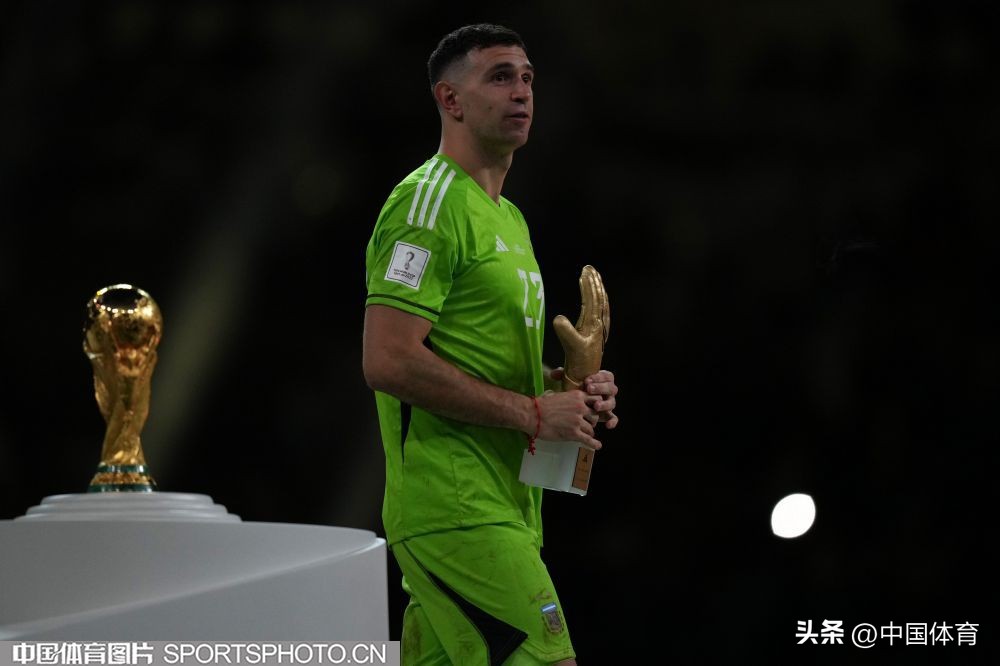 卡塔尔世界杯阿根廷捧起大力神杯,卡塔尔世界杯阿根廷大力神杯
