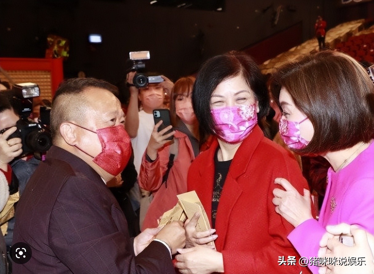 尴尬到冷场，万千光辉大奖竟然由珍姐获得，背后的原因曝光