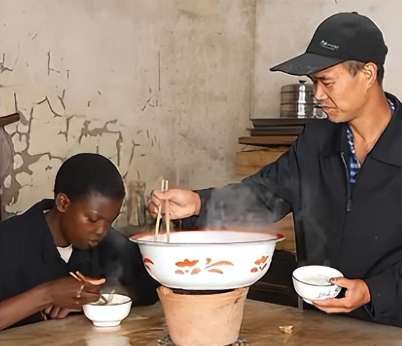 14年非洲女孩网恋光棍远嫁浙江，今靠做菜圈粉千万，丈夫说捡到宝