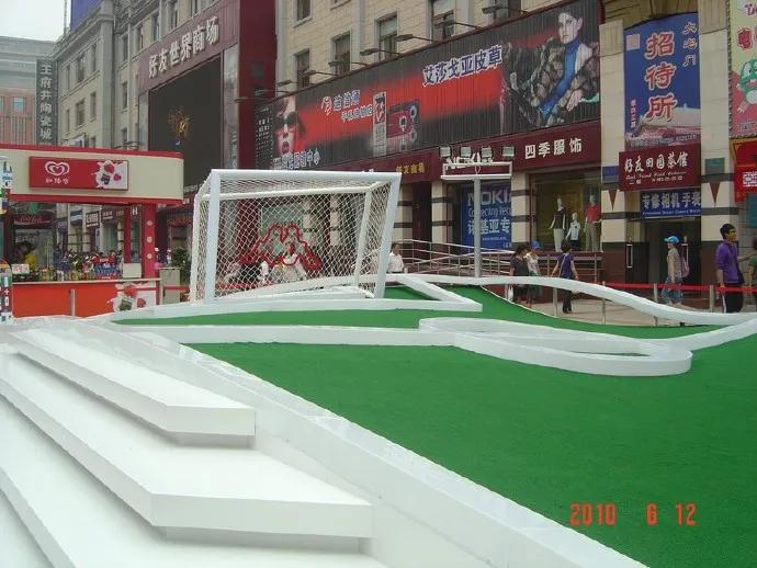 2010-6-12支持南非世界杯自己喜欢足球队的投票器亮相王府井