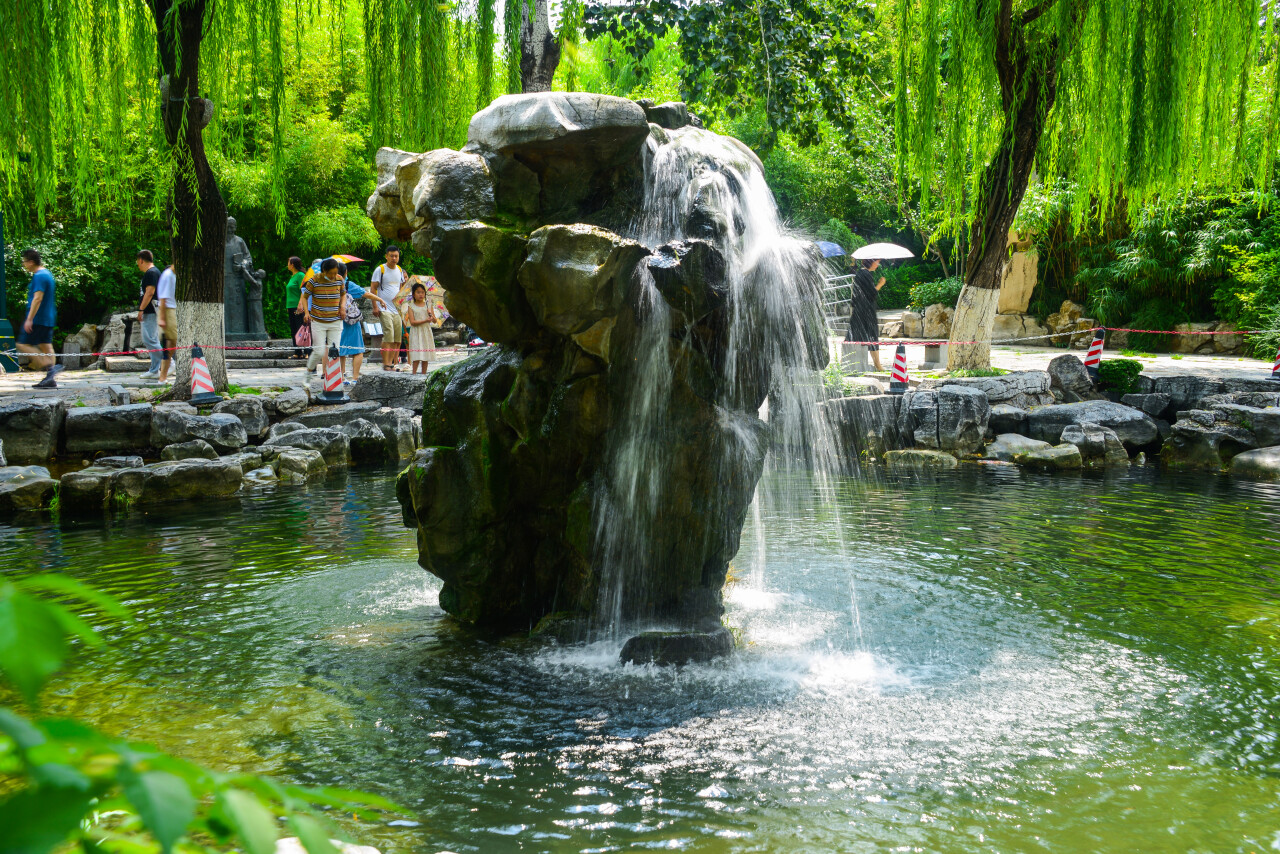 游济南趵突泉大明湖的感慨,趵突腾空润泉城