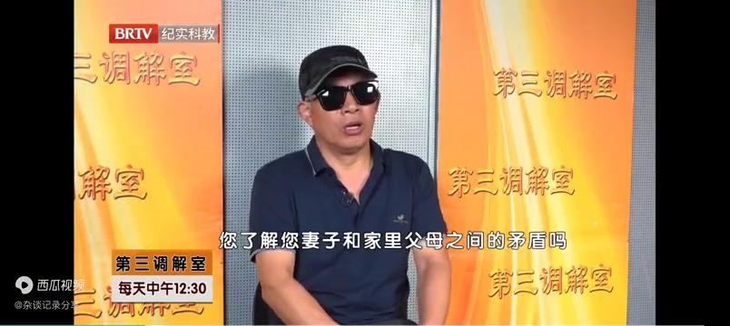 丈夫怀疑妻子和男闺蜜关系不清楚,丈夫发现妻子和异性聊天不正常