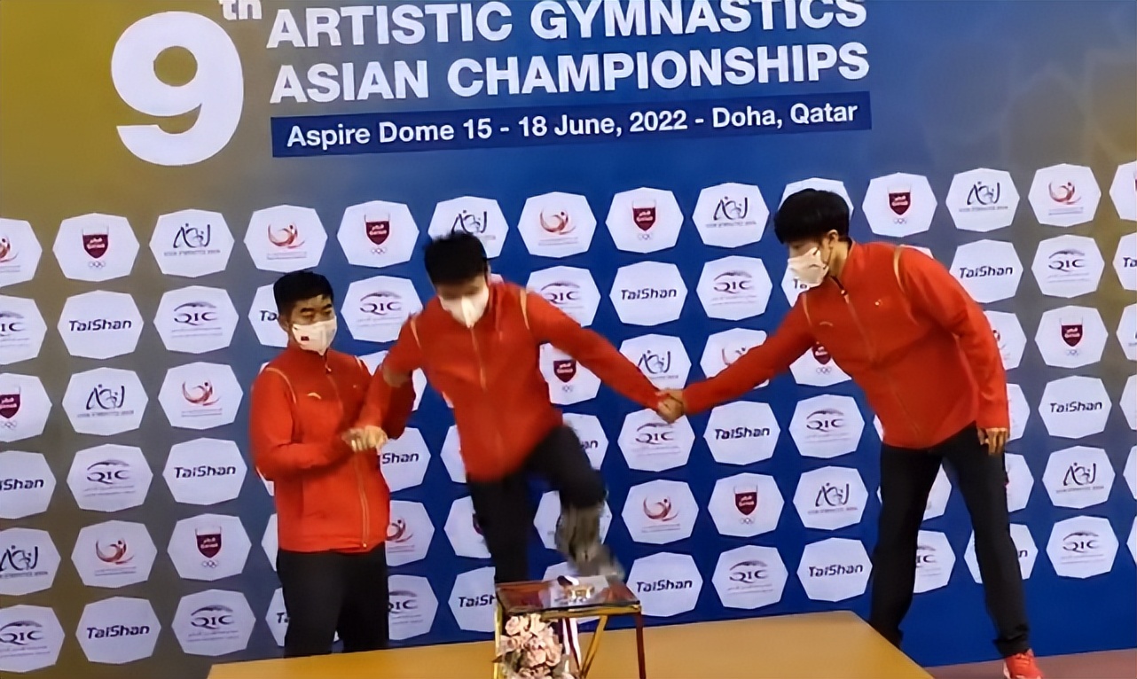 中国体操队夺冠高光时刻,为中国体操冠军获得四金点赞