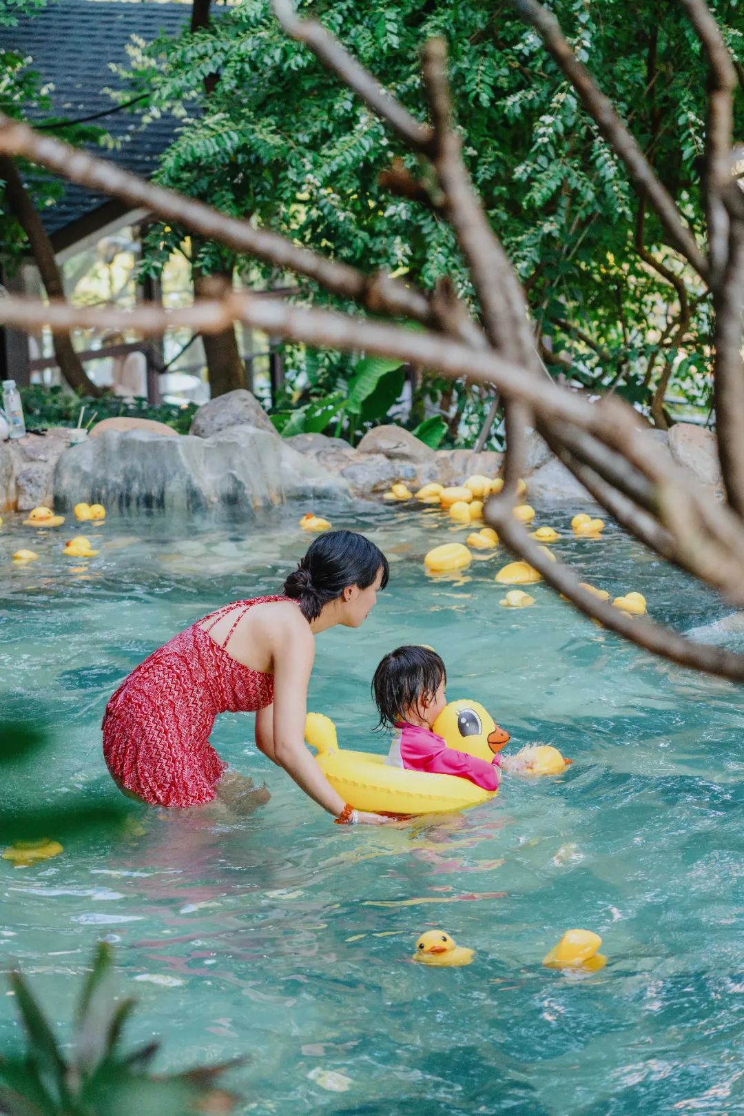 云南西部大峡谷泡温泉,云南原始森林温泉