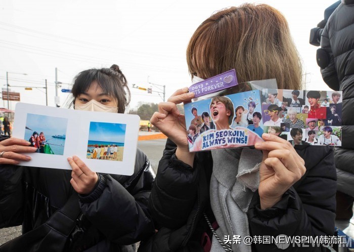 【组图】BTS成员Jin入伍粉丝军营守候为偶像加油