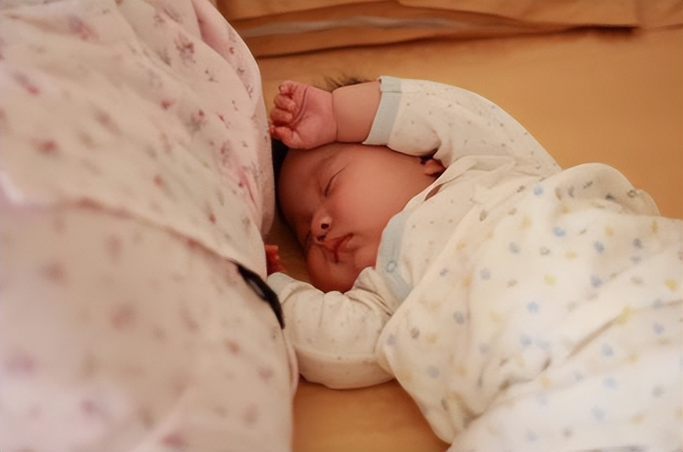 宝宝从50cm处摔下如何判断没事,宝宝从桌上摔下来要注意什么